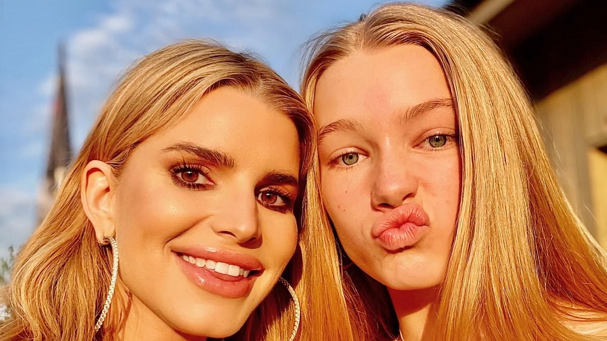 alert-–-jessica-simpson-poses-with-mini-me-daughter-maxwell,-13,-after-split-from-husband-eric-johnson