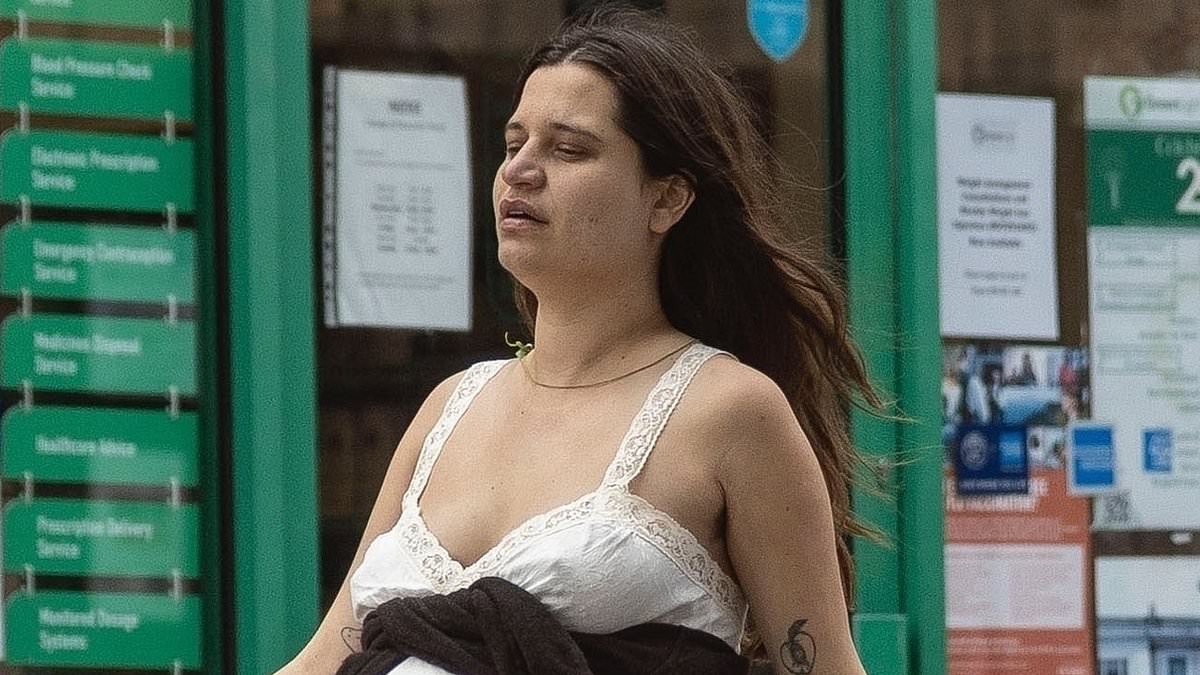 alert-–-pregnant-tiger-lily-hutchence-displays-her-baby-bump-and-flashes-gold-band-on-her-wedding-finger-as-she-steps-out-weeks-after-‘secretly-marrying-partner-ben-archer’