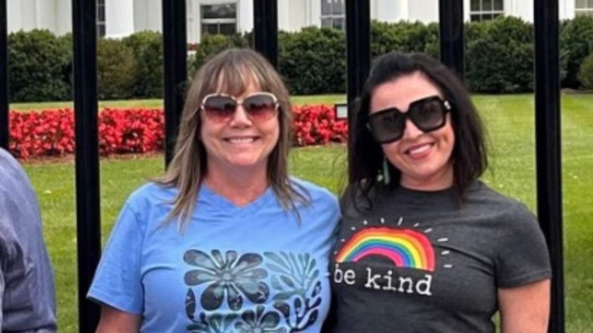 alert-–-indiana-teacher-resigns-in-disgrace-over-‘dangerous’-t-shirt-she-wore-to-white-house-on-class-trip