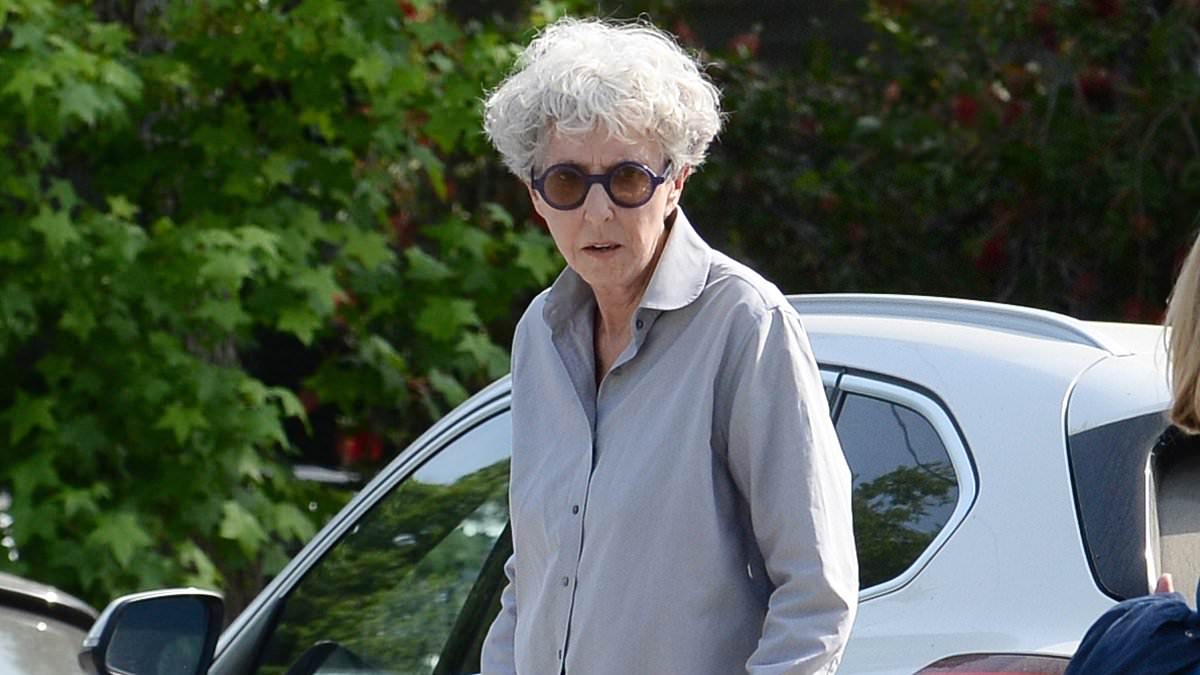 alert-–-iconic-80s-actress,-76,-who-starred-in-classic-sitcom-looks-unrecognizable-on-rare-outing…-can-you-guess-who?