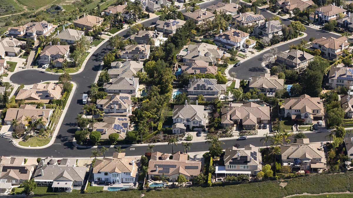 alert-–-america’s-real-estate-market-rocked-as-experts-issue-brutal-warning-to-homeowners