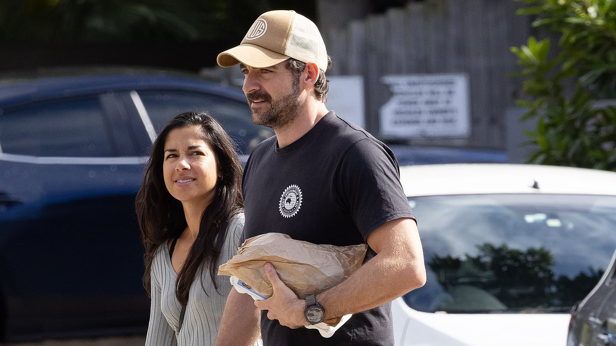 alert-–-sarah-roberts-finds-love-again-following-heartbreaking-divorce-from-james-stewart-as-she-is-spotted-holding-hands-with-new-man-in-sydney