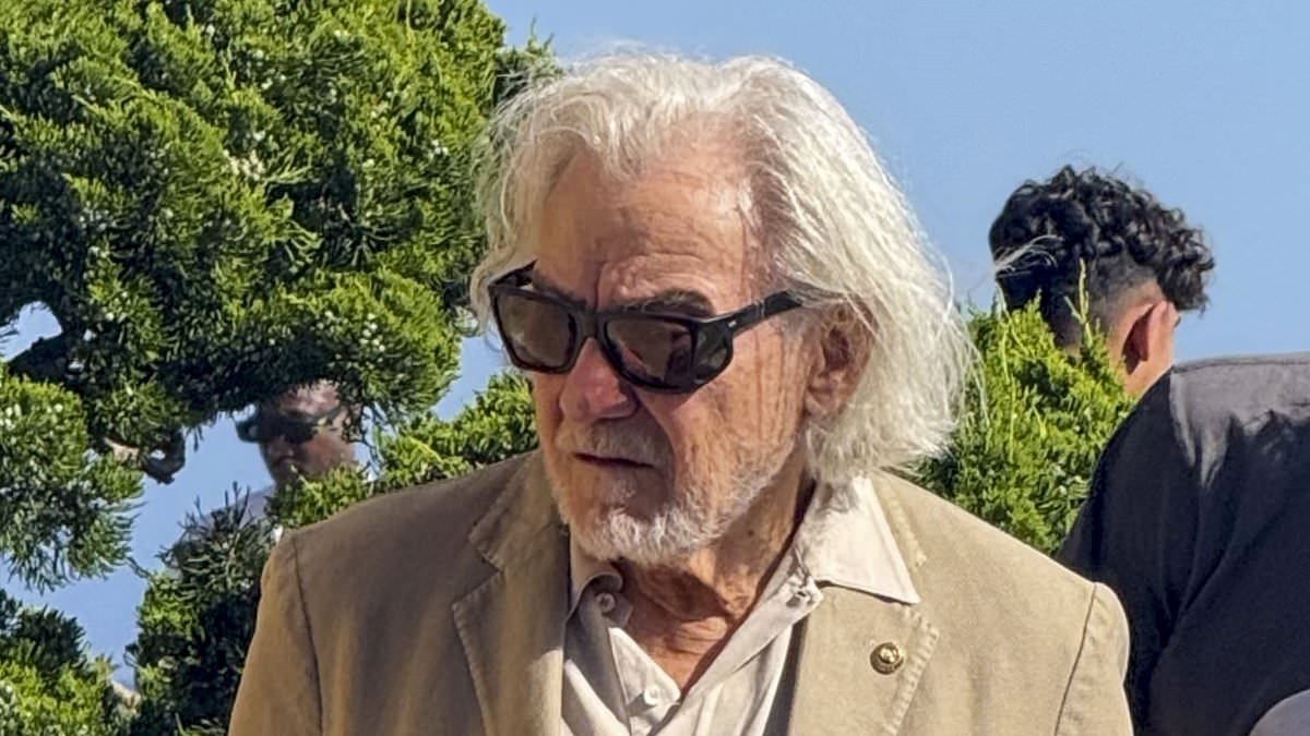 alert-–-hollywood-acting-titan-with-links-to-brad-pitt-looks-unrecognizable-on-very-rare-public-outing