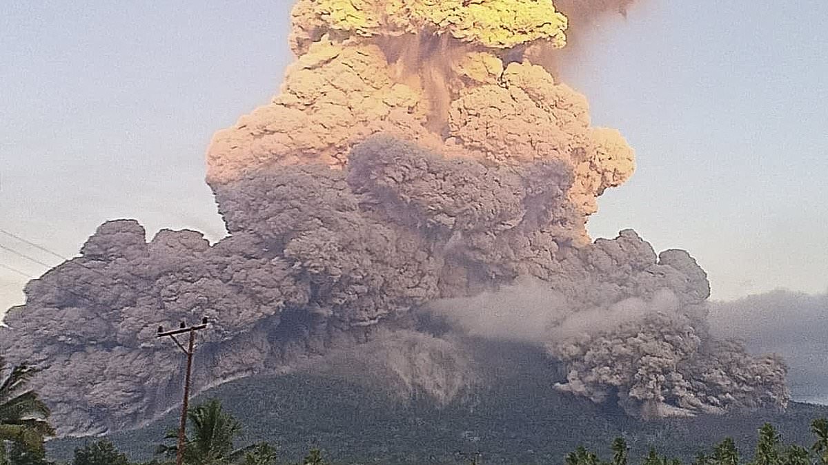 alert-–-travel-chaos-for-aussies-heading-to-bali-as-volcanic-eruption-suspends-jetstar,-virgin-flights-to-and-from-the-popular-holiday-island