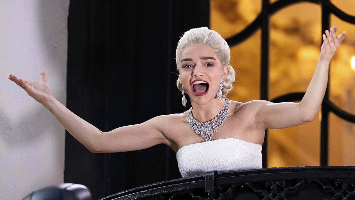 alert-–-rachel-zegler-belts-out-don’t-cry-for-me-argentina-for-passersby-on-the-balcony-of-london-palladium-for-evita-–-as-paying-audience-slam-the-decision