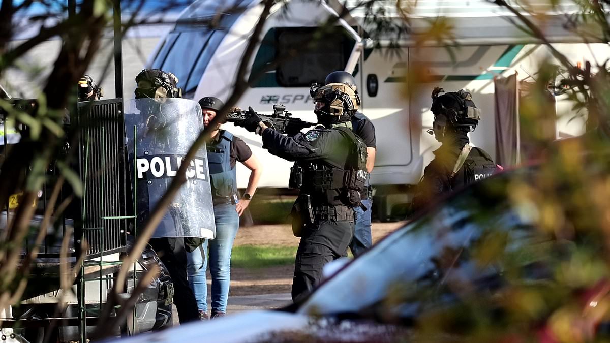 alert-–-‘knife-wielding’-man-is-shot-by-police-during-dramatic-sydney-siege