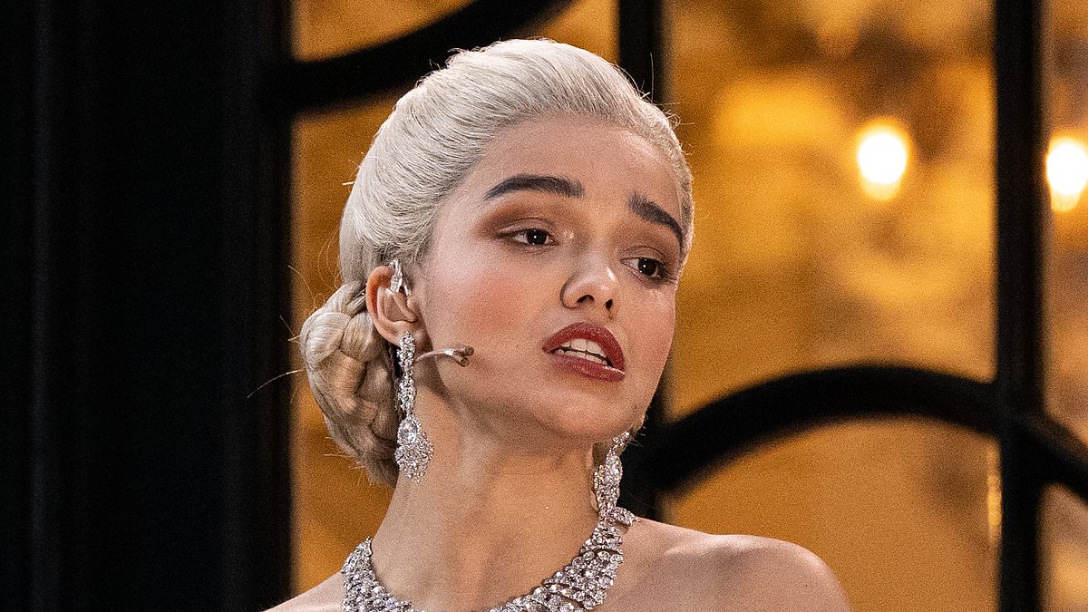 alert-–-rachel-zegler’s-west-end-evita-performance-comes-under-fire-as-‘multiple-people-fall-ill’-while-trying-to-catch-a-glimpse-of-the-star’s-famous-song-during-the-soaring-heat