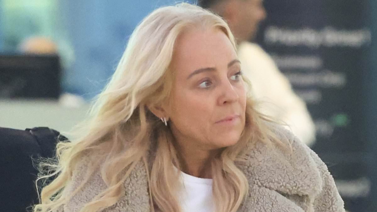 alert-–-makeup-free-carrie-bickmore-and-tommy-little-reignite-romance-rumours-as-they-exit-flight-together-at-sydney-airport-–-but-why-does-she-look-so-glum?