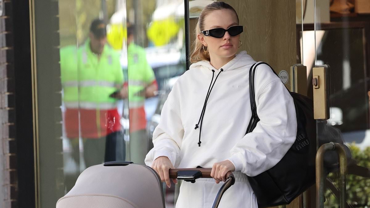 alert-–-model-mum-madeline-holtznagel-runs-errands-with-her-newborn-baby-for-the-first-time-after-welcoming-son-with justin-hemmes