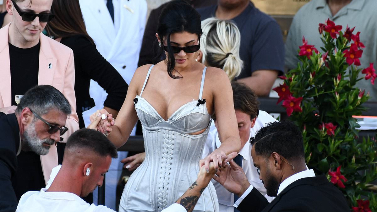 alert-–-‘you’re-drunk’:-secret-whispers-and-shocking-demands-of-stars-at-sanchez-bezos-wedding-revealed