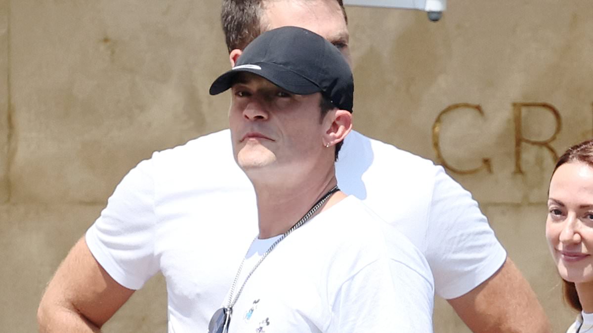 alert-–-‘newly-single’-orlando-bloom-enjoys-cocktails-at-hotel-pool-during-boys’-day-out-with-leonardo-di-caprio-and-tom-brady-before-jeff-bezos-and-lauren-sanchez’s-venice-wedding-–-after-katy-perry-‘split’