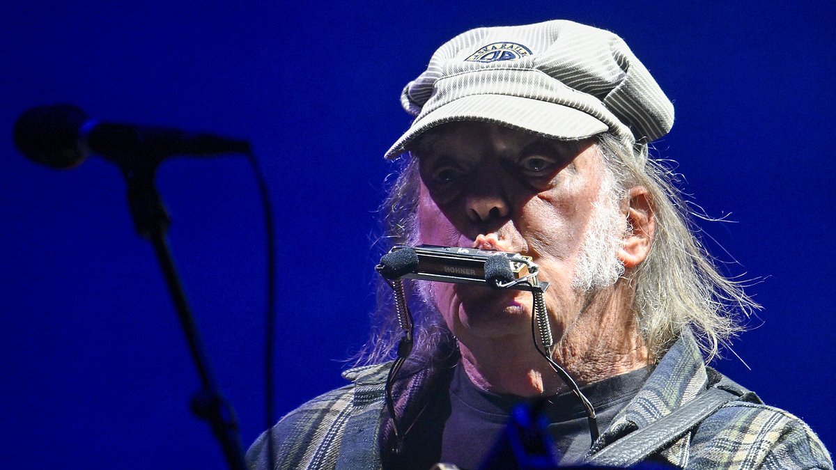 alert-–-neil-young-performs-his-headline-set-at-glastonbury-to-a-‘sparse’-crowd-after-making-major-u-turn-and-allowing-performance-to-be-broadcast-on-bbc