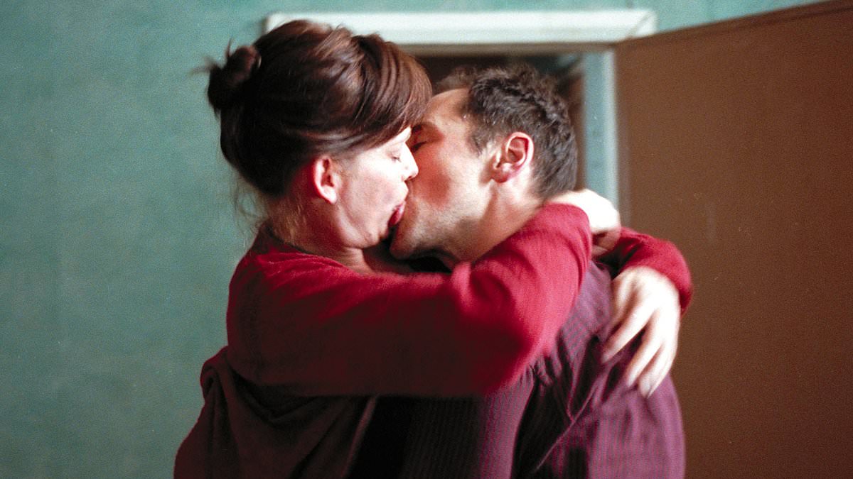 alert-–-the-unsimulated-oral-sex-scene-that-stunned-cinema-audiences-and-won-the-actress-who-performed-it-a-major-film-award-(but-took-its-toll-on-the-performers’-real-life-relationships)