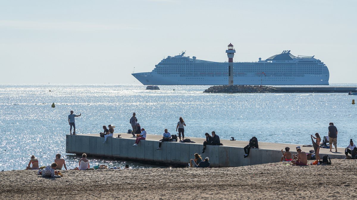 alert-–-holiday-hotspot-makes-move-to-ban-cruise-ships-in-attempt-to-fight-‘overtourism’ 