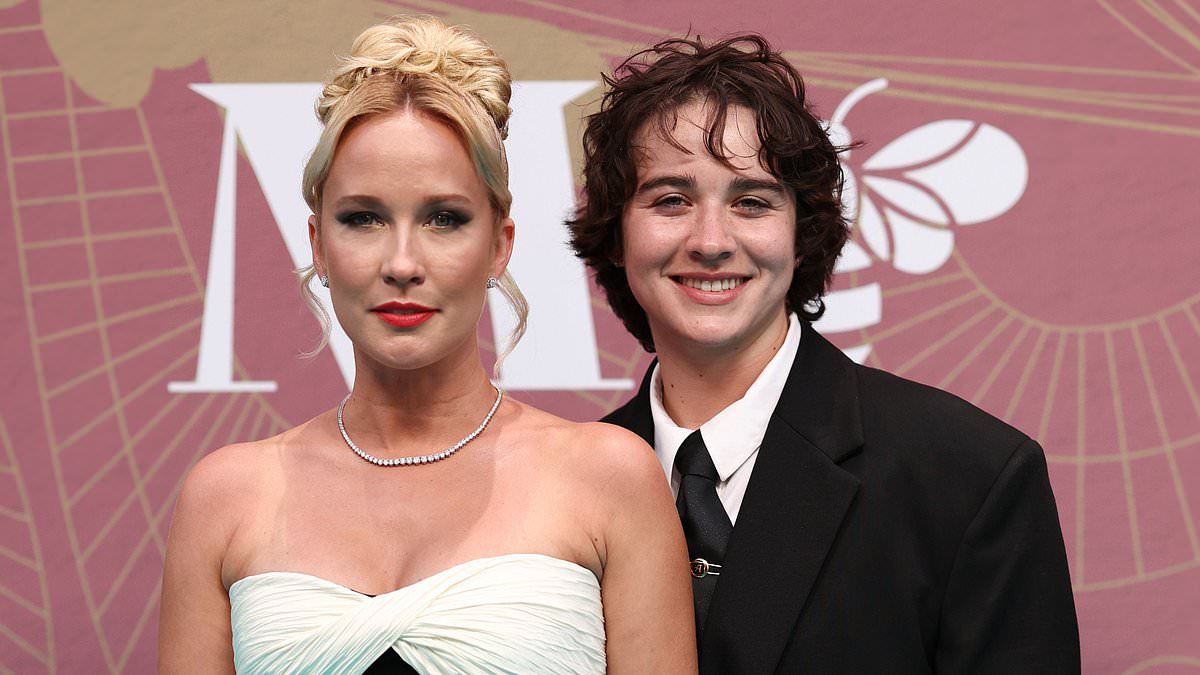 alert-–-anna-camp,-42,-and-her-age-gap-girlfriend-jade-whipkey,-24,-look-totally-loved-up-on-red-carpet-in-malta