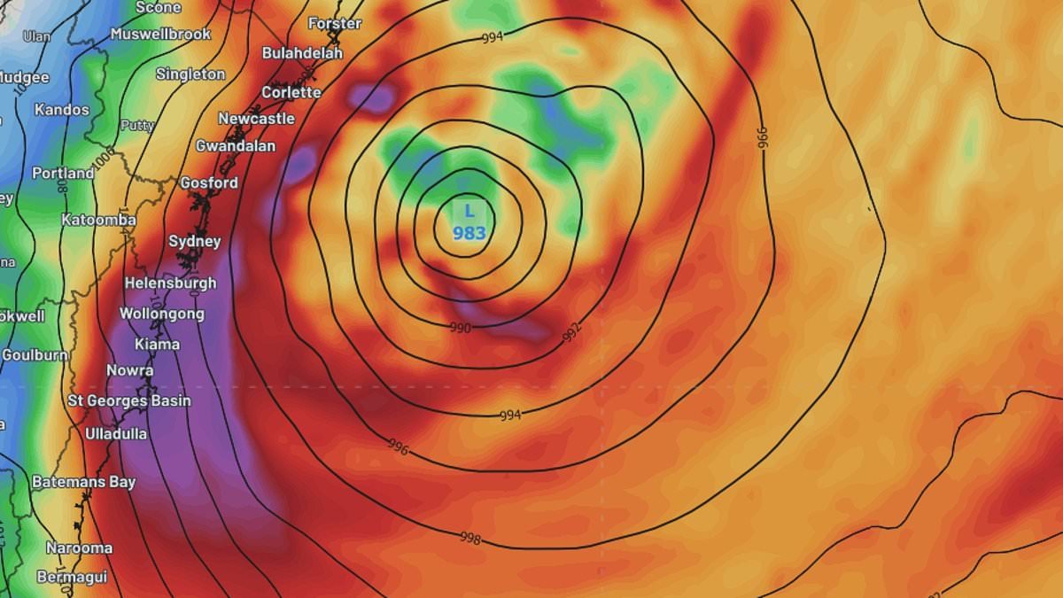 alert-–-grim-‘stay-indoors’-warning-for-bomb-cyclone-ground-zero-as-flights-are-grounded-amid-storm-chaos:-live-updates