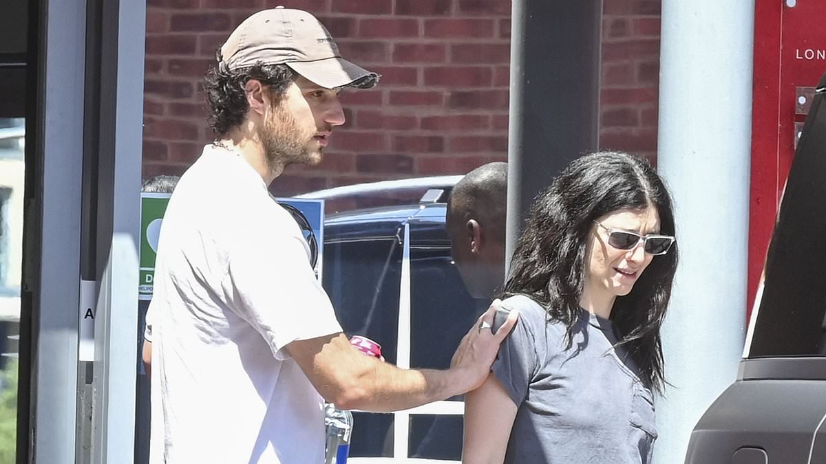 alert-–-lorde-pictured-with-her-new-man-at-a-london-airport-after-they-debut-their-relationship-at-glastonbury-–-as-his-ex-takes-a-savage-swipe-at-couple