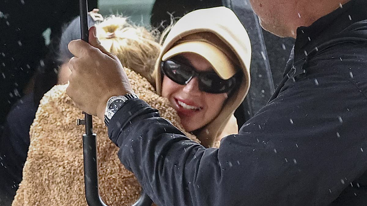 alert-–-katy-perry-clings-onto-daughter-daisy-dove-while-flying-out-of-australia-as-she’s-seen-for-the-first-time-since-split-from-orlando-bloom-was-revealed