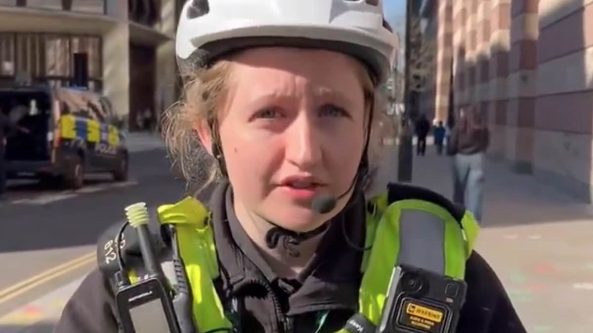 alert-–-moment-cyclist-ticketed-for-‘riding-no-handed’-confronts-city-of-london-officer-over-his-fine-–-but-who-do-you-think-was-in-the-wrong?