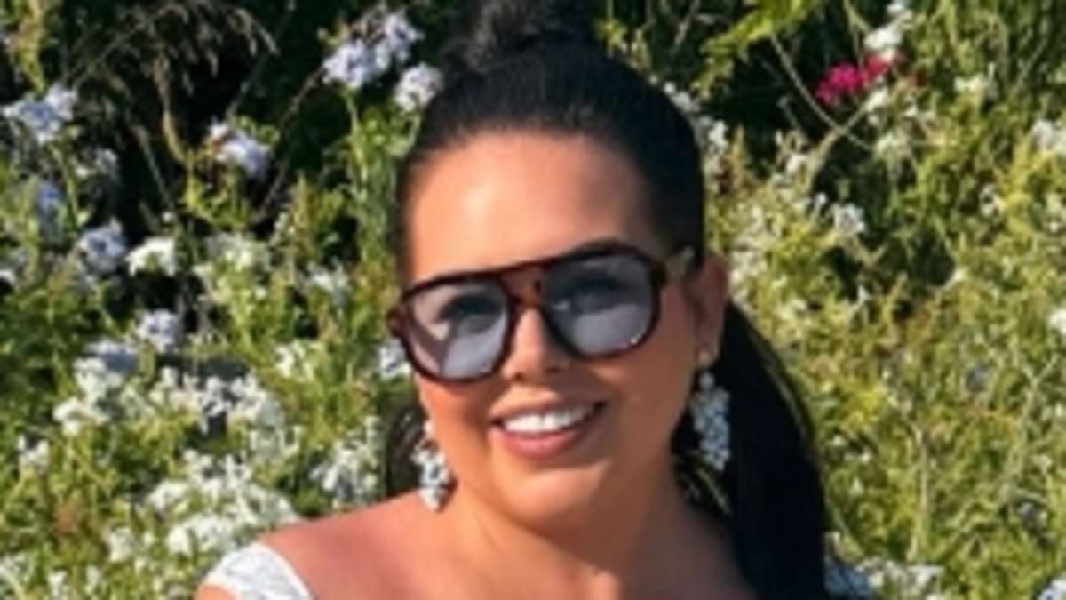 alert-–-scarlett-moffatt-showcases-her-incredible-weight-loss-in-chic-corseted-mini-dress-–-as-she-reveals-her-clothes-size-to-adoring-followers