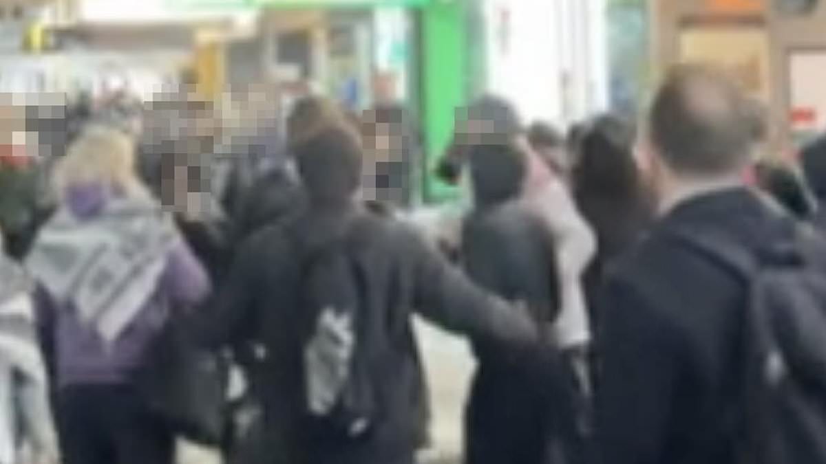 alert-–-shocking-scenes-as-protesters-storm-an-israeli-restaurant-in-melbourne-–-as-a-jewish-synagogue-is-torched-nearby