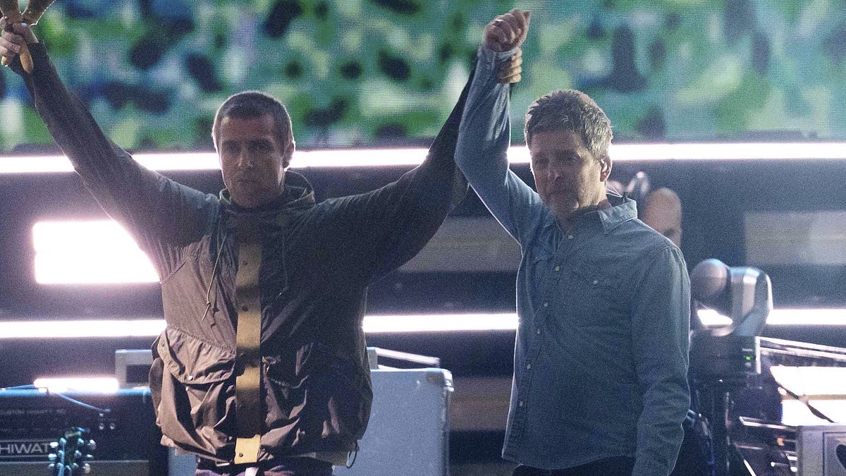 alert-–-cigarettes-and-(no)-alcohol!-oasis-fans-left-fuming-at-the-‘scandalous’-price-of-booze-–-with-half-a-pint-of-strongbow-costing-7.70