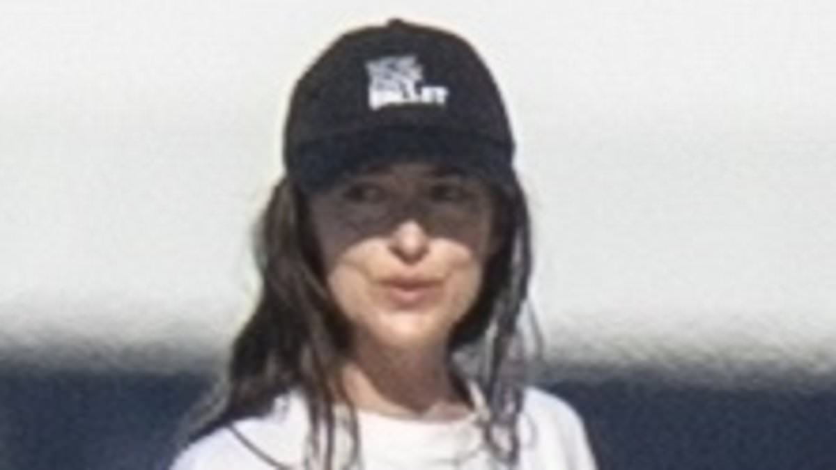 alert-–-bikini-clad-dakota-johnson-and-kate-hudson-cuddle-up-on-star-studded-yacht-alongside-tom-brady-and-more