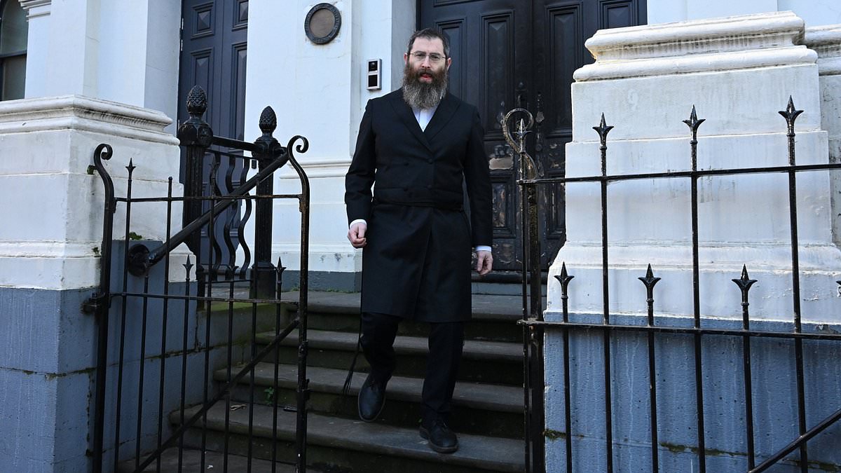 alert-–-manhunt-for-suspected-arsonist-after-melbourne-synagogue-targeted