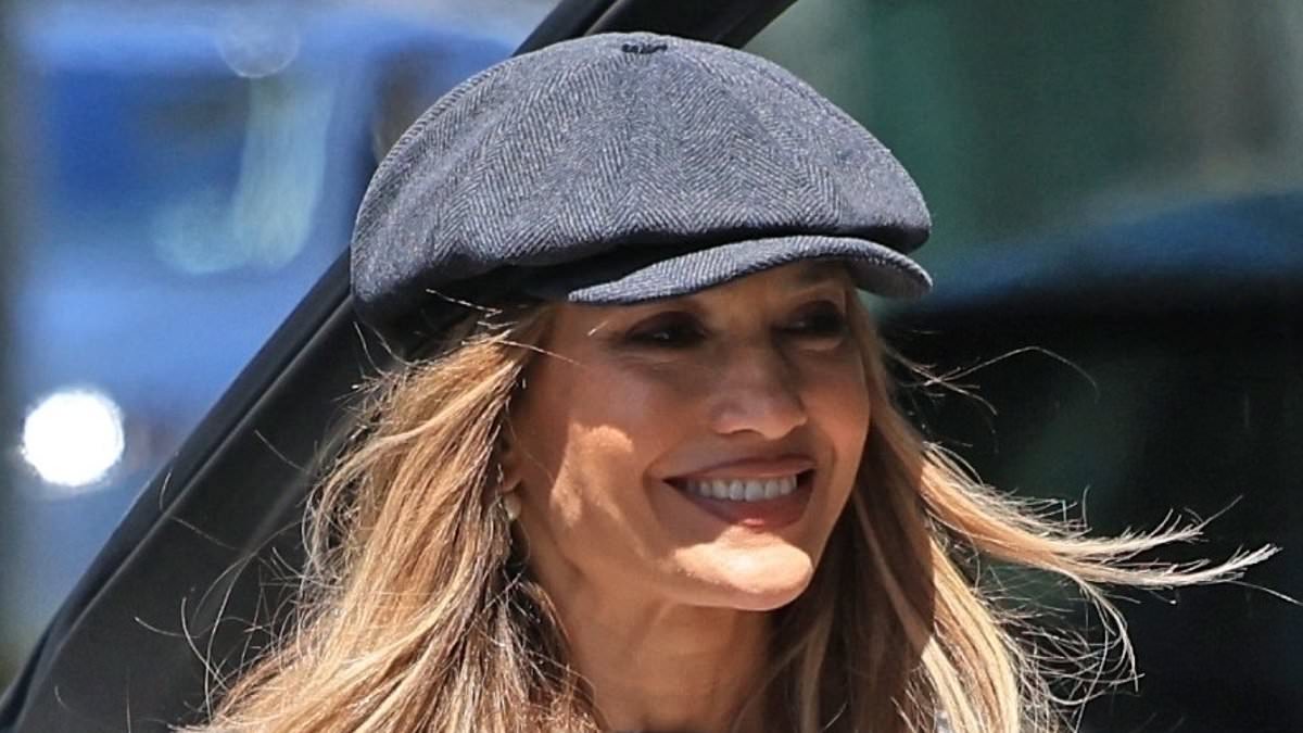 alert-–-jennifer-lopez-continues-to-flaunt-her-new-look-while-out-in-la-after-releasing-ben-affleck-heartbreak-song