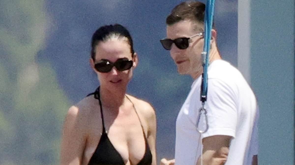 alert-–-newly-single-katy-perry-shows-ex-orlando-bloom-what-he’s-missing-in-tiny-black-bikini-on-‘family’-yacht-trip