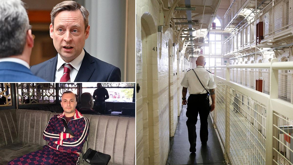 alert-–-‘revolving-door’-of-offenders-as-deported-criminals-return-to-scotland