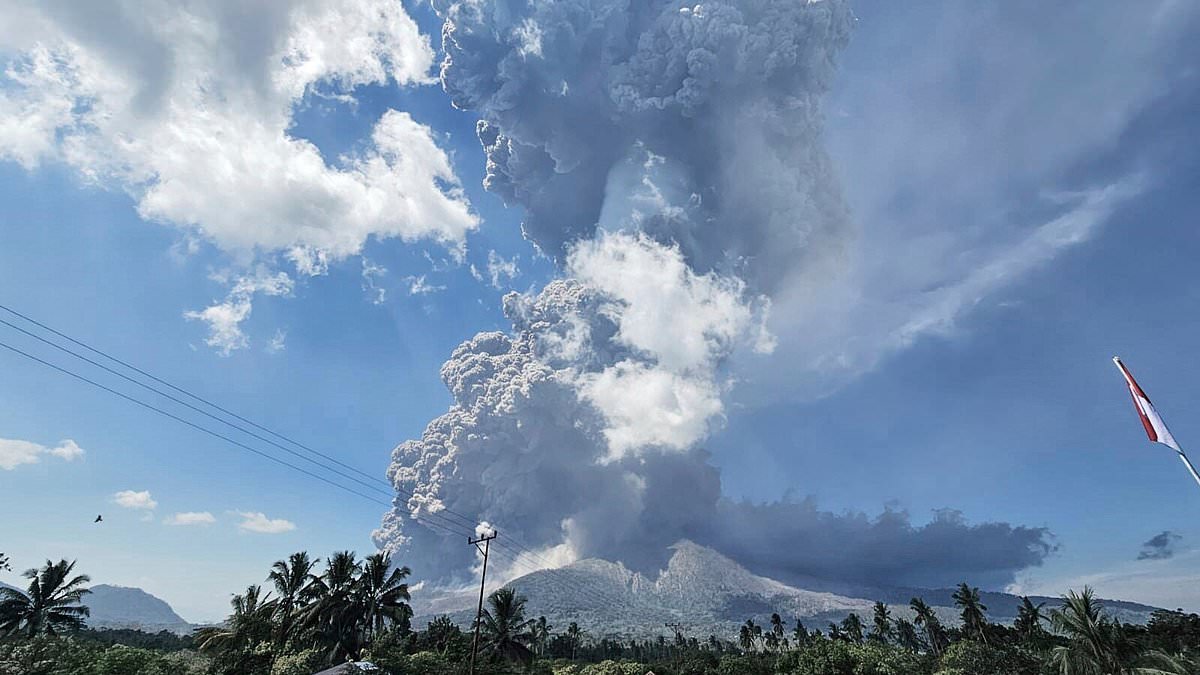 alert-–-travel-chaos-as-australian-flights-to-bali-are-cancelled-as-volcano-erupts-in-indonesia