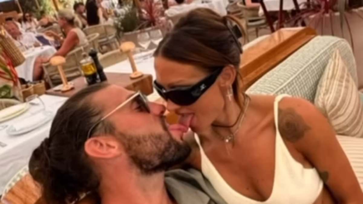 alert-–-andy-carroll,-36,-licks-girlfriend-lou-teasdale,-41,-as-the-couple-pack-on-the-pda-in-holiday-snaps-after-‘greek-police-were-called-over-bust-up’