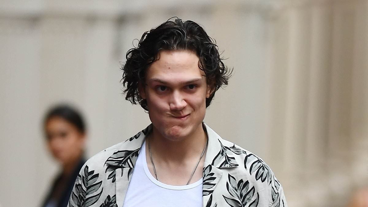 alert-–-nepo-baby,-21,-towers-over-his-movie-star-father-who-famously-left-his-mom-for-his-co-star…-can-you-guess-who?