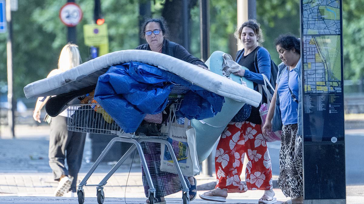 alert-–-bailiffs-move-in-to-evict-the-hyde-park-corner-homeless:-rough-sleepers’-camp-is-broken-up-after-court-order