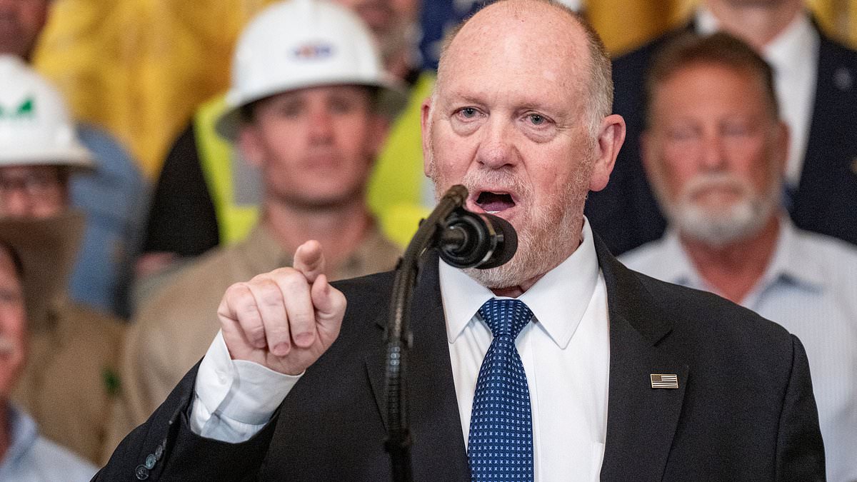 alert-–-trump’s-border-czar-tom-homan-challenges-heckler-to-a-fight-during-unhinged-rant:-‘i-deserve-your-respect’