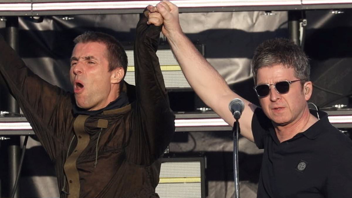alert-–-moment-hoards-of-‘ticketless’-oasis-fans-storm-heaton-park-amid-safety-fears-for-next-set-of-gigs-in-britain’s-second-city –-as-15-people-are-arrested