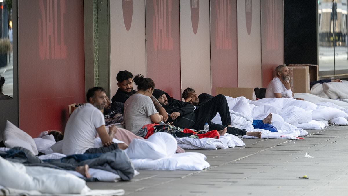 alert-–-rough-sleepers-outside-oxford-street’s-former-john-lewis-flagship-after-migrant-‘shanty-town’-cleared-out