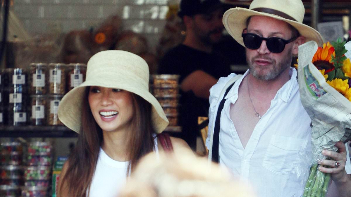 alert-–-macaulay-culkin-and-brenda-song-look-blissfully-happy-as-they-shop-for-flowers-with-their-two-sons-at-a-local-farmer’s-market-in-la