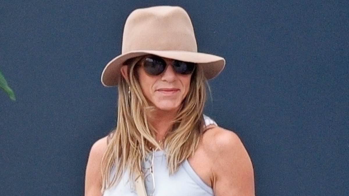 alert-–-smitten-jennifer-aniston-shows-off-holiday-glow-as-her-new-love-guru-‘boyfriend’-makes-bold-statement-about-romance
