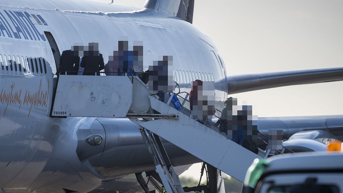 alert-–-ex-defence-secretary-ben-wallace-says-he’s-not-sorry-for-injunction-blocking-reporting-of-airlifts-of-18,500-afghans-to-britain-after-data-leak-blunder