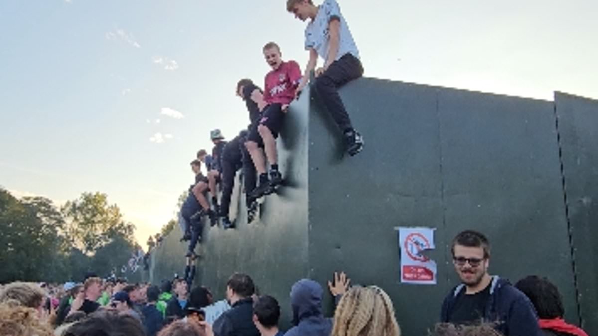 alert-–-‘you’re-my-wonderwall!’:-oasis-fans-ignore-security-and-climb-barrier-to-try-and-see-band-play-gig-at-heaton-park