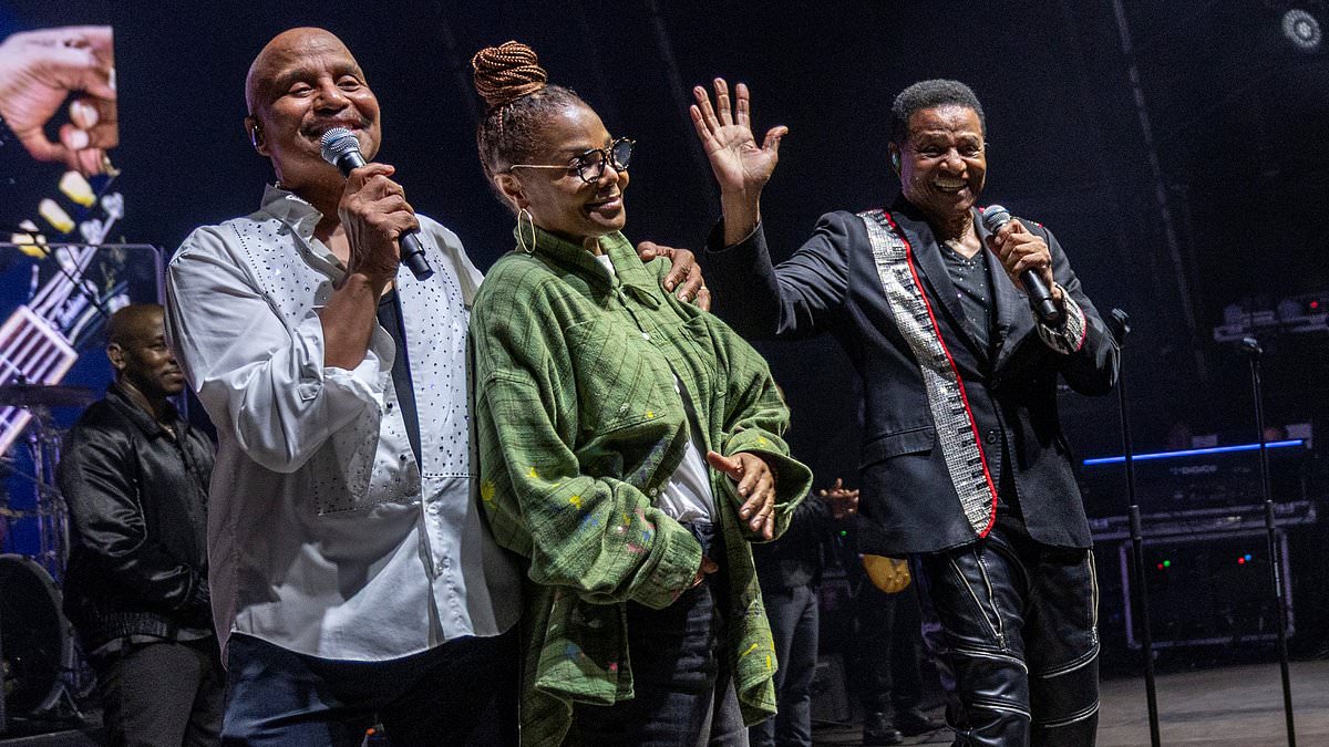 alert-–-janet-jackson,-59,-make-surprise-onstage -appearance-with-her-beloved-brothers-as-she-and-rarely-seen-son-eissa,-seven,-support-them-at-the-jacksons-gig-in-reading