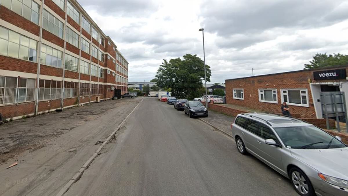 alert-–-dozens-evacuated-as-bomb-squad-swarms-bristol-homes:-‘suspicious’-man-is-arrested-as-cordon-remains-in-place
