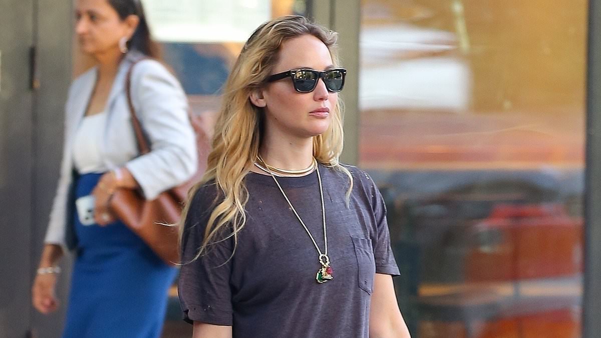 alert-–-jennifer-lawrence-jumps-on-controversial-y2k-summer-style-trend-during-girls’-night-out