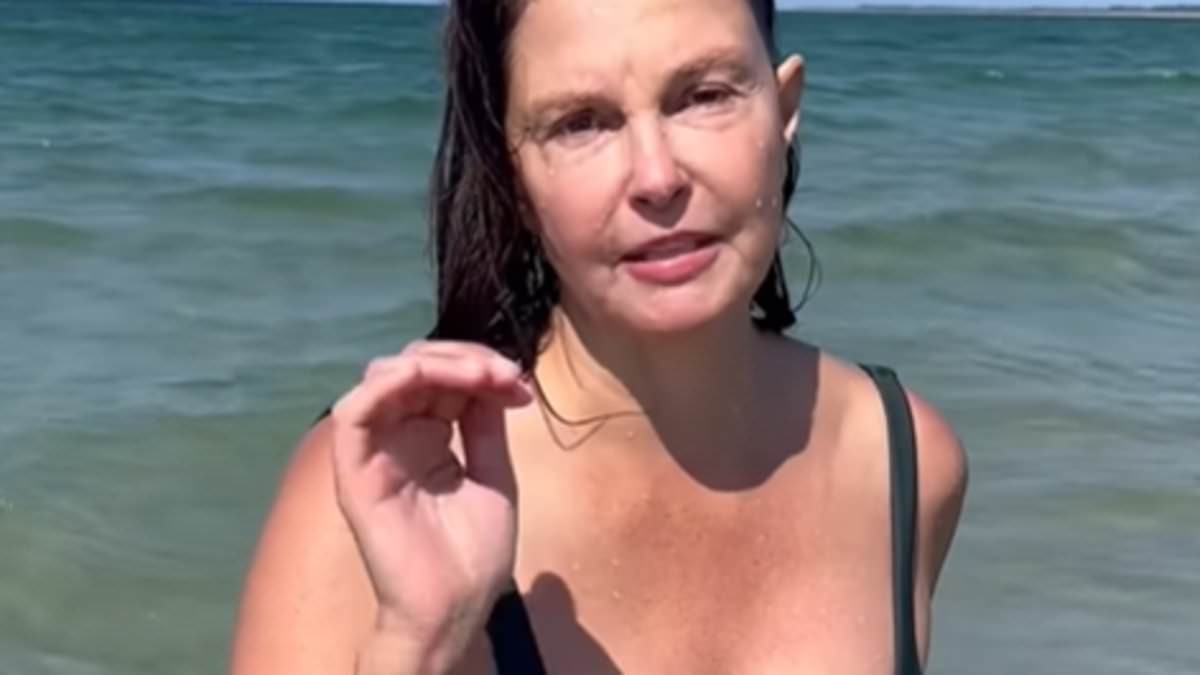 alert-–-ashley-judd,-57,-makes-rare-move-of-posing-in-a-swimsuit-as-she-shares-inspiring-note-about-being-‘unselfconscious’