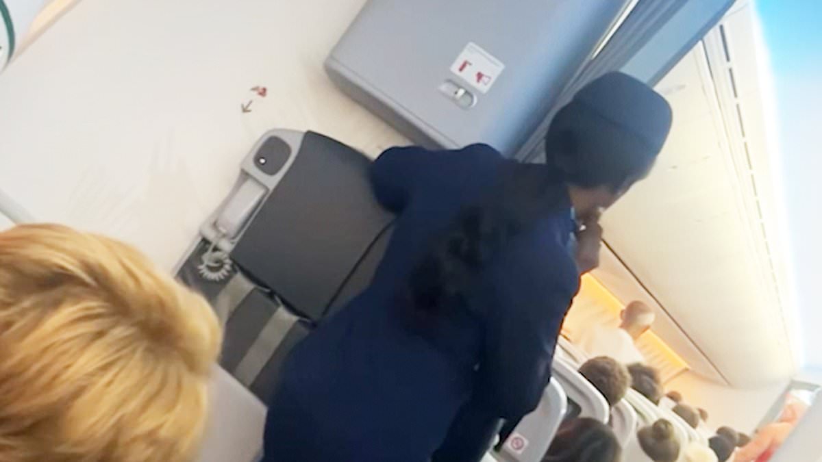 alert-–-scary-moment-plane-passenger-tries-to-open-cabin-doors-at-30,000-feet-–-as-screaming-passengers-feared-they-were-about-to-die