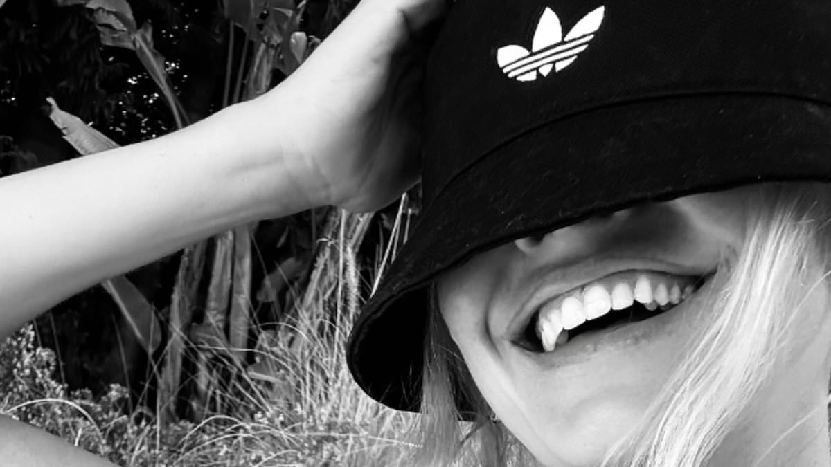 alert-–-holly-willoughby shows-off-her-incredible-figure-in-a-rare-bikini-selfie-as-she-shows-her-support-for-oasis-ahead-of-their-second-wembley-gig