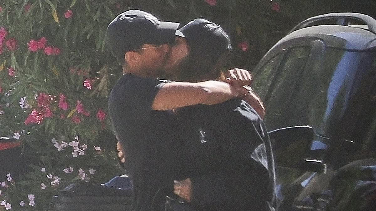 alert-–-jessica-alba-packs-on-pda-with-new-boyfriend-danny-ramirez-outside-his-home-as-sizzling-romance-takes-off
