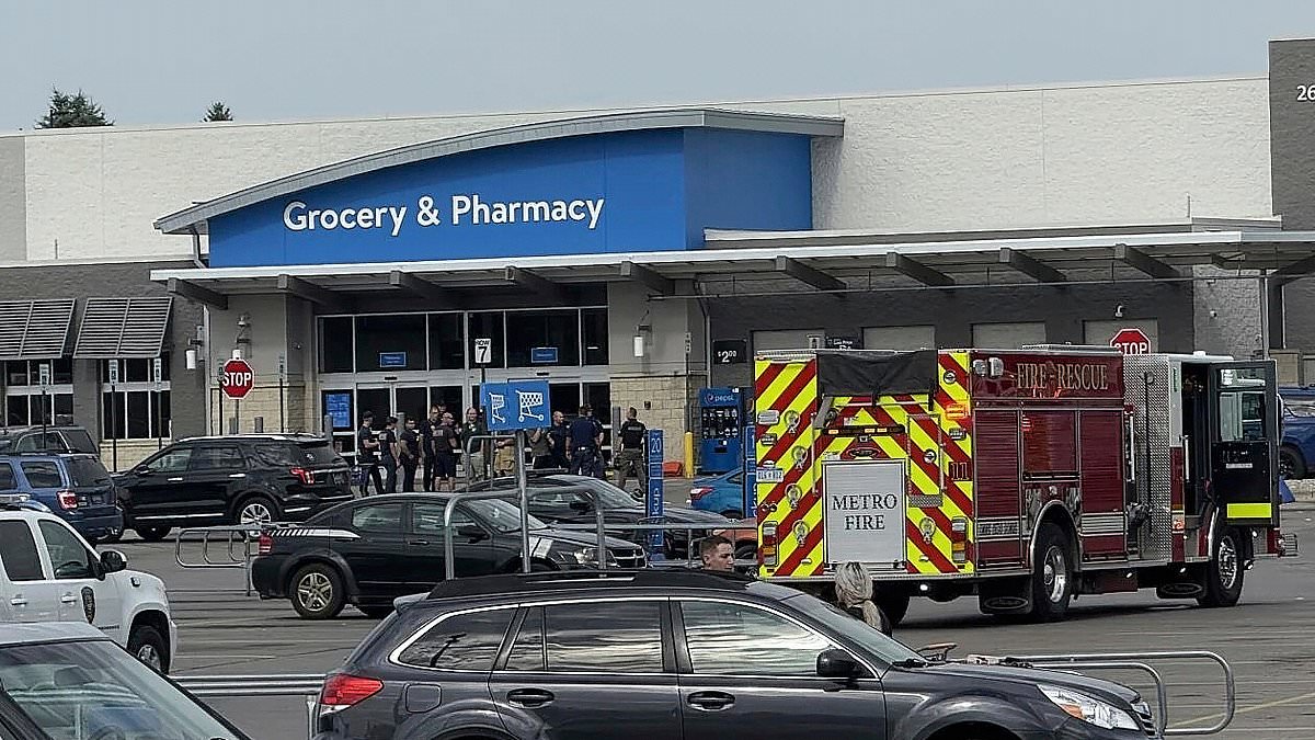 alert-–-bold-moment-of-courage-as-ordinary-shoppers-confront-knife-attacker-in-michigan-walmart-after-he-stabbed-11
